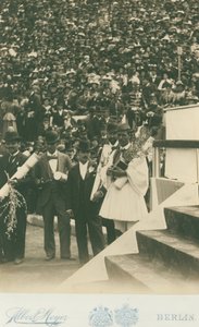 Olympische Spelen, 1896; Spyros Louis wordt gefotografeerd samen met andere Olympische winnaars tijdens de medailleceremonie door Meyer Albert